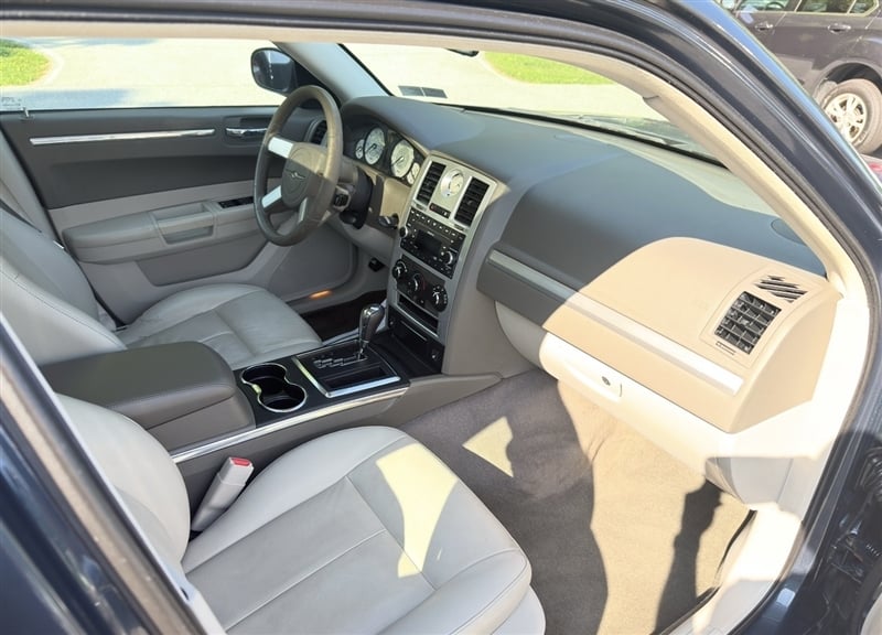 2008 Chrysler 300 Touring - Photo 11